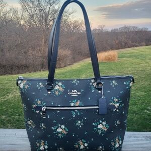 Coach Gallery Large Tote With Rose Bouet Print